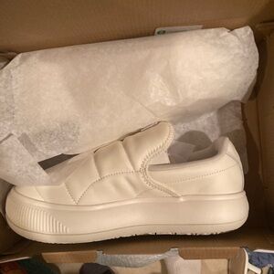 Puma moccasin shoes never been worn women’s size 9